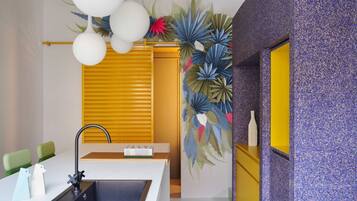 KĂŒhlschrank, Mikrowelle, Herdplatte, Wasserkocher mit Kaffee-/Teezubehör