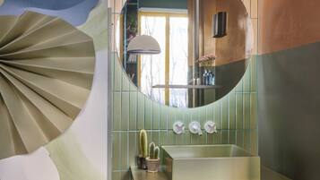 Douche, bidet, serviettes fournies