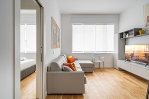 TV - Easylife - Modern haven few steps from Duomo (Milano)