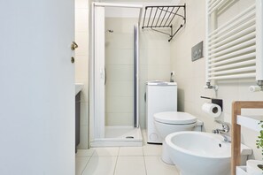 Dusche, Haartrockner, Bidet, Handtücher