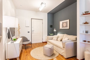 TV - Easylife - Elegant three-room apartment in the Porta Venezia area (Milano)