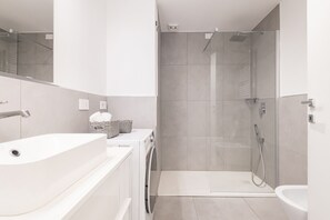 Dusche, Haartrockner, Bidet, Handtücher