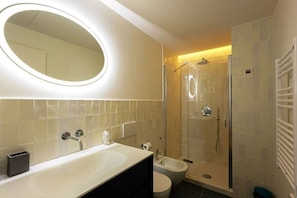 Regadera, amenidades de baño gratuitas, secadora de cabello, bidet