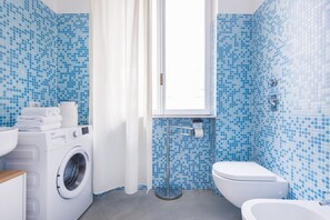 تجهيزات دش، مجففات شعر، مراحيض شطف