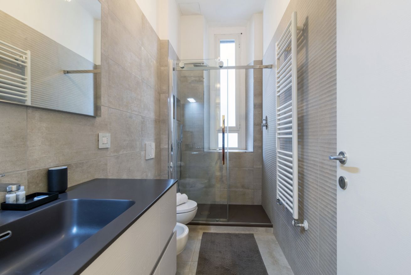 Regadera, secadora de cabello, bidet, toallas 