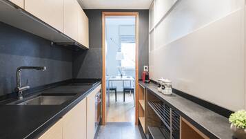 Kühlschrank, Wasserkocher mit Kaffee-/Teezubehör