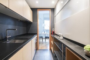 Kühlschrank, Wasserkocher mit Kaffee-/Teezubehör