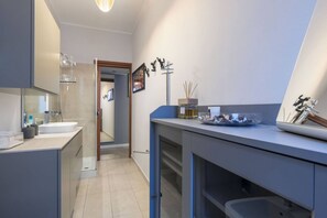 Dusche, Haartrockner, Bidet, Handtücher