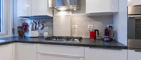 Een koelkast, een magnetron, een oven, een kookplaat