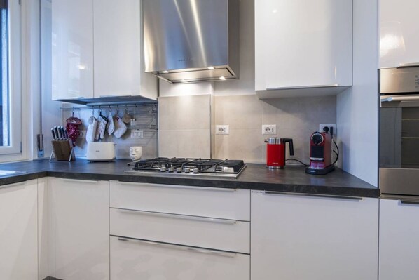 Fridge, microwave, oven, stovetop - Easylife - Elegant and chic flat with balcony (Milano)