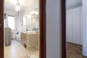 Dusche, Haartrockner, Bidet, Handtücher