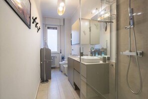 Dusche, Haartrockner, Bidet, Handtücher