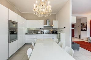 Fridge, microwave, oven, stovetop - Easylife - Spacious three-room apartment in the Maciachini area (Milano)