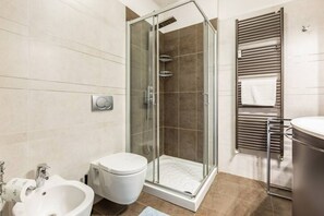 Dusj, hårføner og bidé