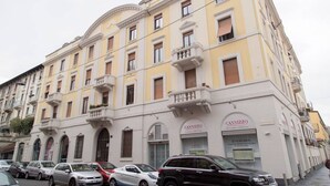 A multi-story building with a prominent 'CANNIZZO' sign, featuring a classic architectural style with balconies and arched windows. - Easylife - Elegant and cozy apt in Città Studi (Milano)