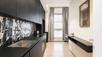 Réfrigérateur, micro-ondes, plaque de cuisson, lave-vaisselle