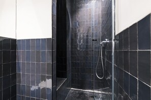 Bruser, hårtørrer, bidet, håndklæder