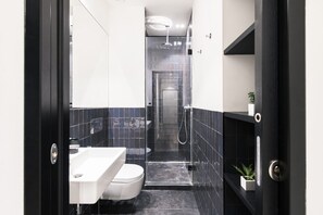 Bruser, hårtørrer, bidet, håndklæder