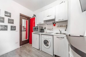 Fridge, microwave, stovetop, coffee/tea maker - Easylife - Functional and cozy studio apartment in the heart of the Navigli (Milano)