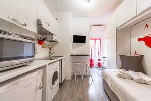 1 bedroom, iron/ironing board, WiFi, bed sheets - Easylife - Functional and cozy studio apartment in the heart of the Navigli (Milano)