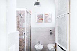Doccia, asciugacapelli, bidet