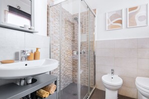 Douche, sèche-cheveux, bidet