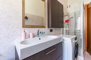 Een douche, een haardroger, een bidet, handdoeken