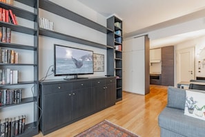 TV - Easylife - Cozy one-bedroom apartment in City Life area (Milano)