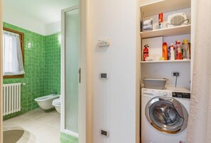 Dusj, hårføner, bidé og håndklær