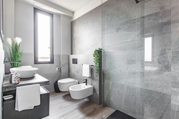 Douche, sèche-cheveux, bidet, serviettes fournies