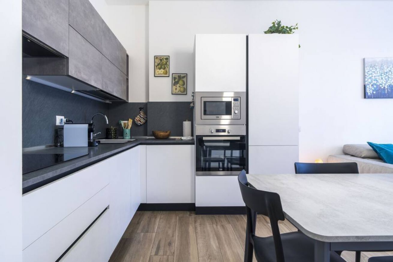 Frigorifero, microonde, forno, piano cottura