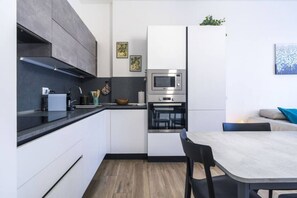 Réfrigérateur, micro-ondes, four, plaque de cuisson