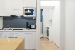 Kühlschrank, Mikrowelle, Herdplatte, Geschirrspüler