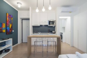 Fridge, microwave, stovetop, dishwasher