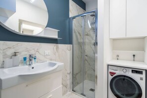 Dusche, Haartrockner, Bidet, Handtücher