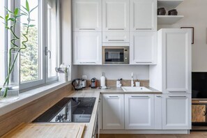 Kjøleskap, mikrobølgeovn, ovn og kokeplater