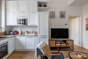 Réfrigérateur, micro-ondes, four, plaque de cuisson