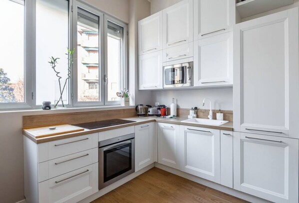 Fridge, microwave, oven, stovetop