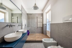 Dusj, hårføner, bidé og håndklær