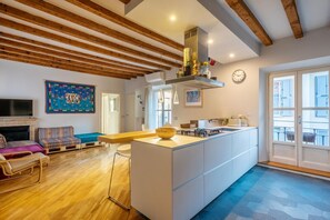 Réfrigérateur, four à micro-ondes, un four, surface de cuisson