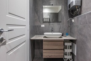 Shower, hair dryer, bidet, towels
