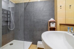 Bruser, hårtørrer, bidet, håndklæder