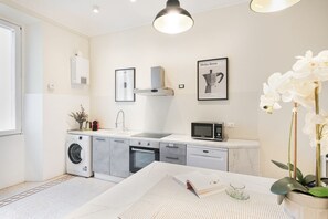 Fridge, oven, stovetop, coffee/tea maker