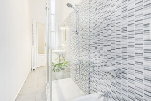 Ducha, secador de pelo, bidet, toallas