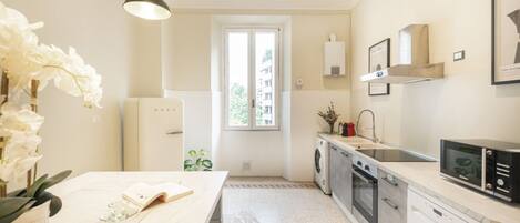 Refrigerador, horno, placa de cocina, cafetera/tetera