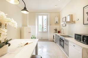 Fridge, oven, stovetop, coffee/tea maker - Easylife - Spacious apartment in Design district (Milano)