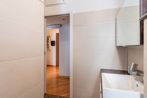 Shower, hair dryer, bidet, towels