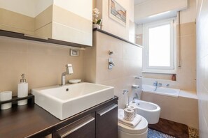 Regadera, secadora de cabello, bidet, toallas 