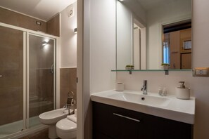 Dusche, Haartrockner, Bidet, Handtücher