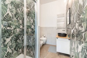 Regadera, secadora de cabello, bidet, toallas 